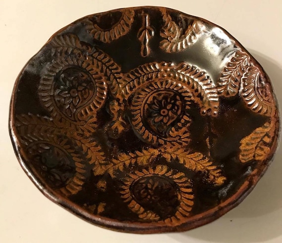 Pair of Shallow Ceramic Bowls in Rich Brown with Delicate East Indian Design in Golden Rutile