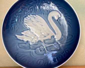 Copenhagen Porcelain B&G Mother’s Day Plate 1976 Mother Swan and Cygnets Made in Denmark Ready to Ship