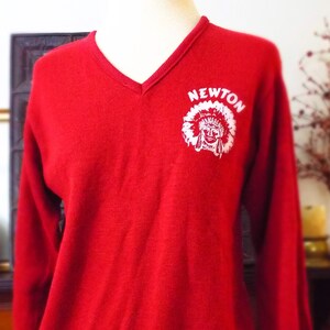 Suéter vintage rojo con cuello en V del distrito escolar de Newton de Creslan
