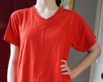 Camiseta Nike roja vintage con cuello en V