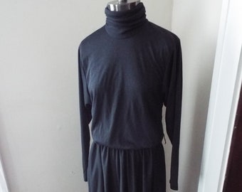 Abito nero vintage a maniche lunghe di Positive Attitude