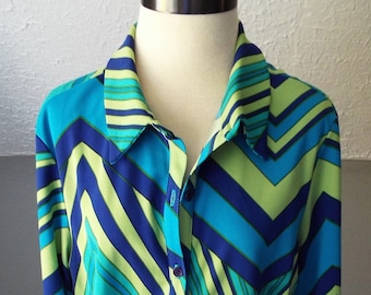 Hermoso vestido con estampado moderno y mangas cortas de BCBG