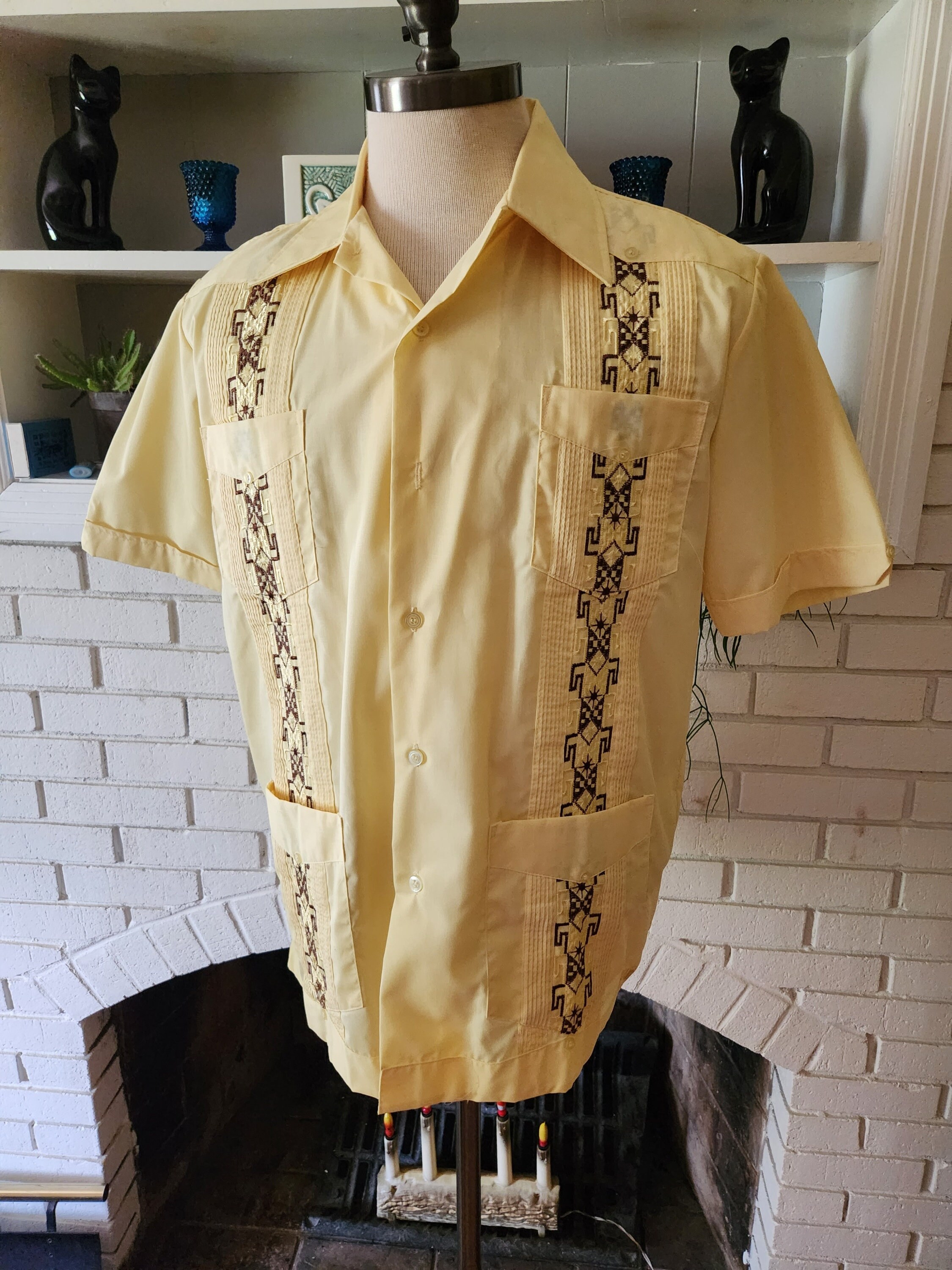Guayabera Manga Larga MOD.108 Bordado al Tono y su bolsa de vivo