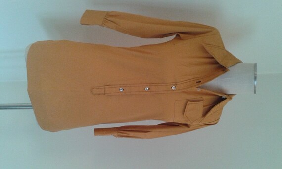 mustard yellow shirt outfits