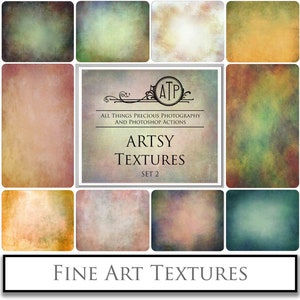 Puede incluir: Un conjunto de 9 texturas digitales en varios tonos de verde, marrón y beige. Las texturas tienen un aspecto vintage y desgastado. El texto "ARTSY TEXTURES SET 2" se muestra en el centro de la imagen.