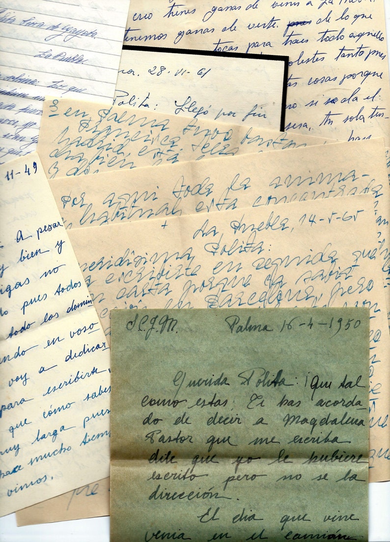 May include: A collection of handwritten letters and notes on various types of paper. The letters are written in blue ink and are stacked on top of each other. The text in the letters is in Spanish.