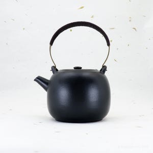 Tetera de cerámica negra con asa superior y colador incorporado (750 ml/25 oz)