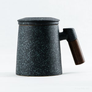 Taza de cerámica gris con asa de madera, tapa e infusor • Taza de 400 ml 14 oz • Esmalte de cristal de roca • Utensilios para beber té y café
