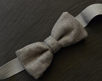 OUTLET. Gray and White Linen Pre-Tied Bow Tie.