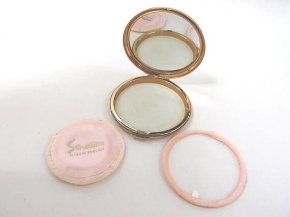 Vintage Stratton Powder Compact, Goldtone Metal B… - image 4