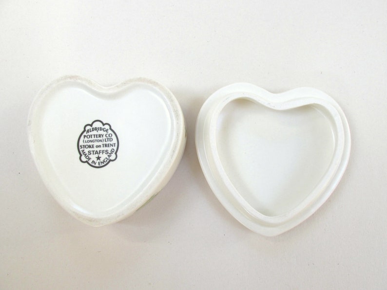 1970s Heart Shape Aldridge Pottery 10.2cm x 10.3cm x 5.2cm Paupers/' Wedding Day Vintage Trinket Box