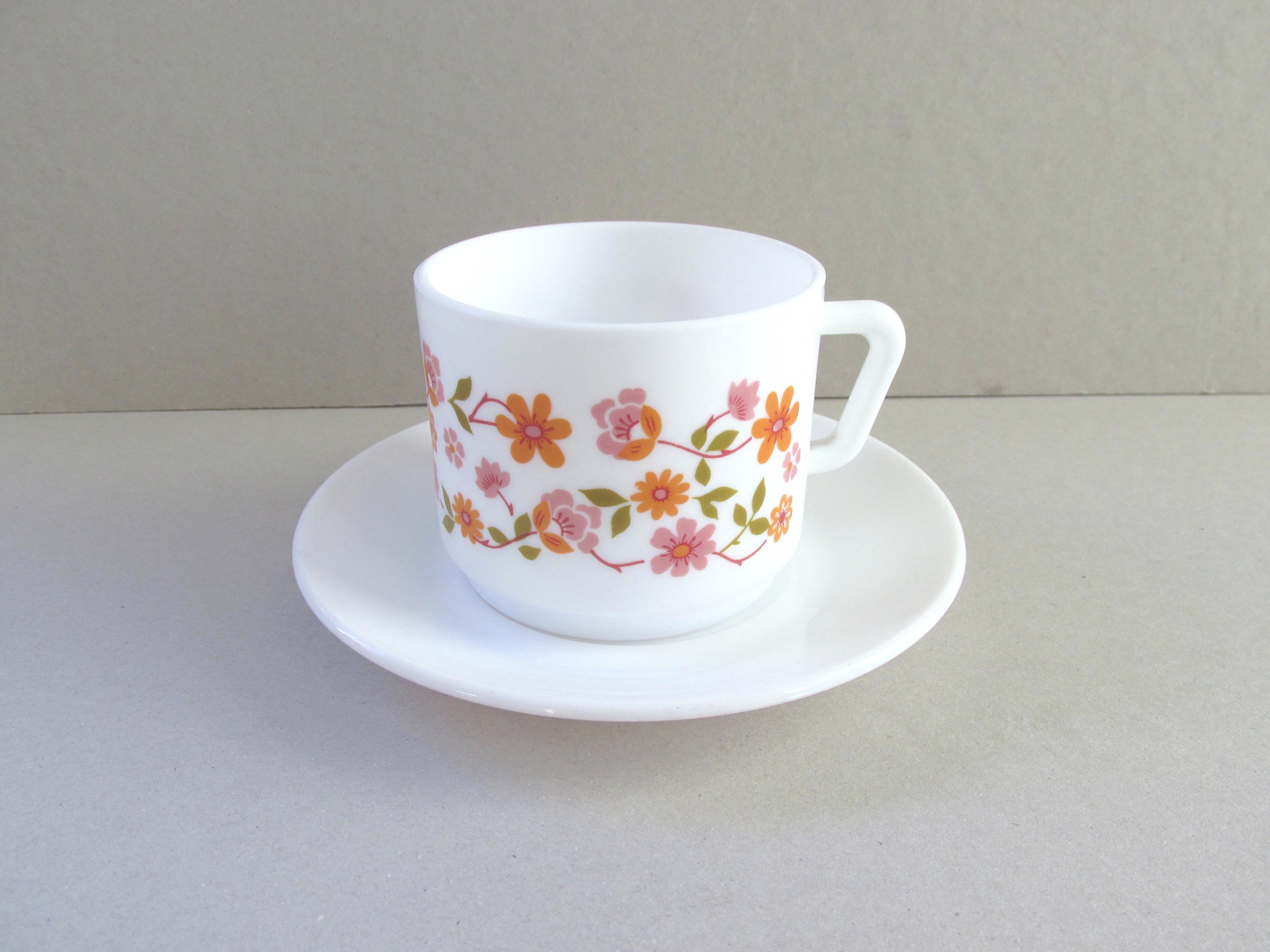 2 coquetiers vintage en Arcopal , collection scania , petites fleurs orange - Arts de la table