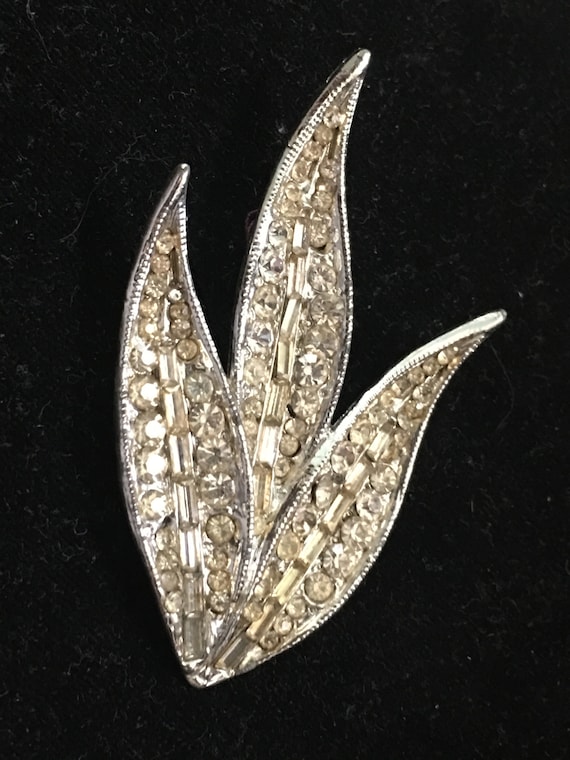 Two Art Deco leaf brooches,pins in clear stones,ci