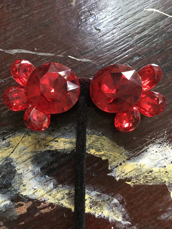 1980s Wendy Gell crimson red clip on stone earring
