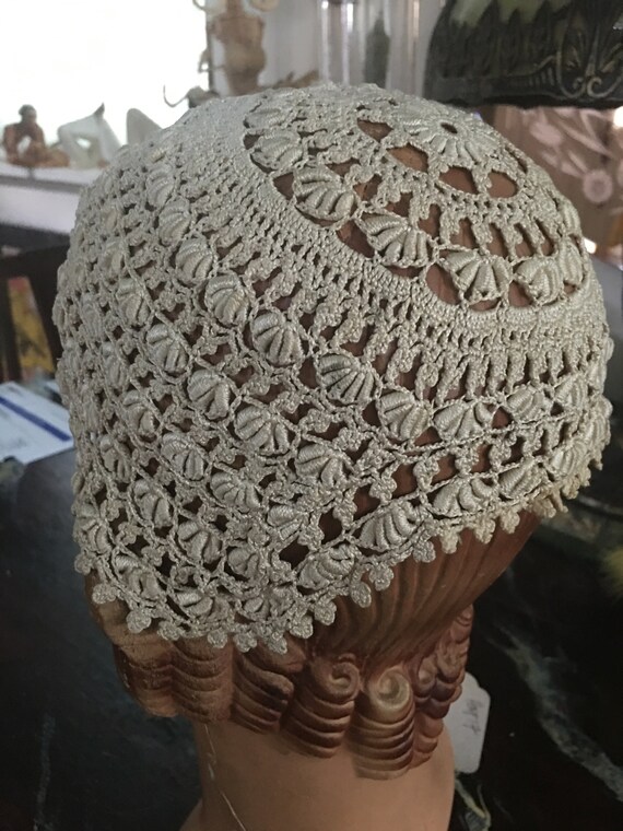 Beige shell crochet cap, hat in silk circa 1900 w… - image 3