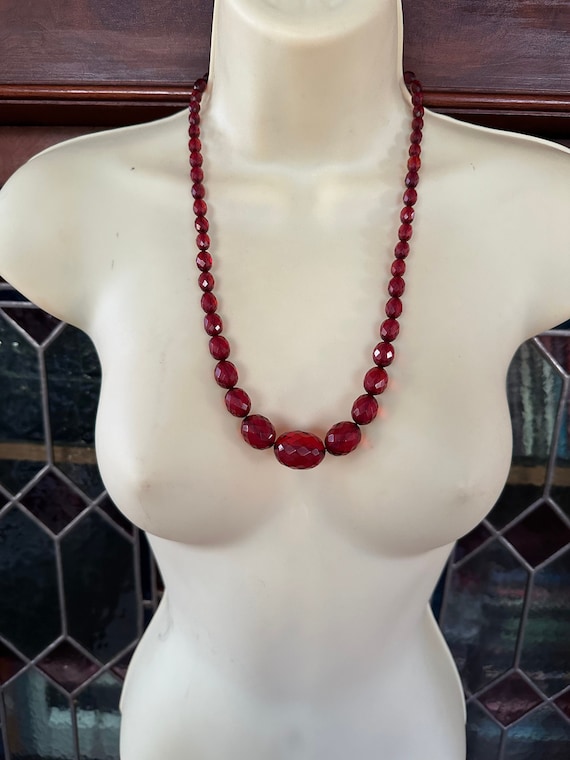 A graduated faceted bakelite cherry red beaded ne… - image 1