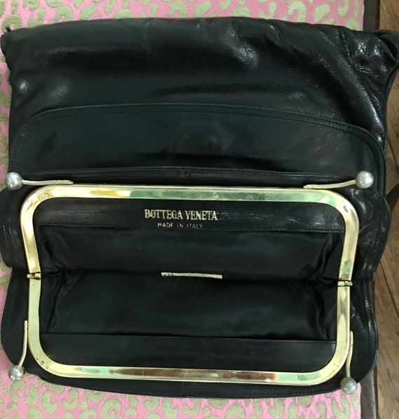 Bottega Veneta clutch purse in black leather circ… - image 9