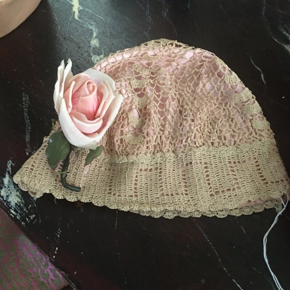 Hand crochet cloche in peach and looks to be cott… - image 1