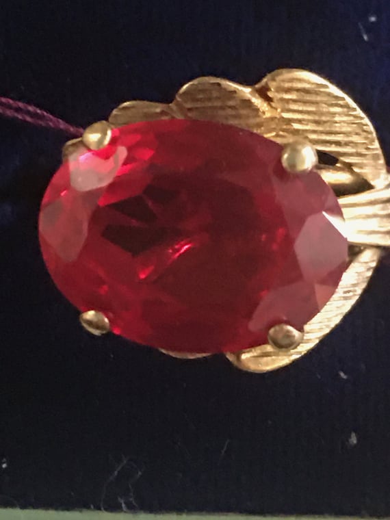 Simulated ruby in 14 kt gold, circa 1950s dinner r