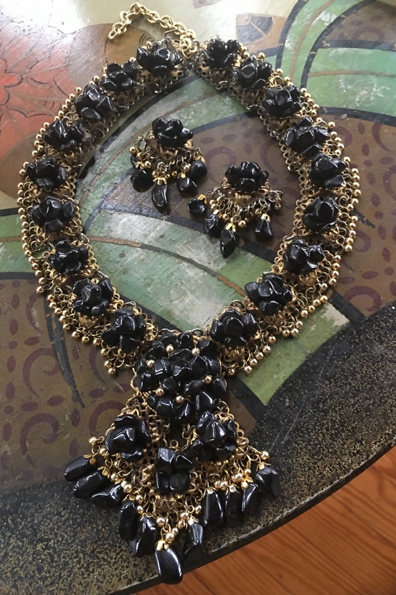 Jet collar necklace, circa 1940s and clip on earri