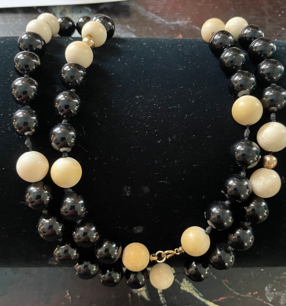 bead necklace circa 1960s in onyx and creme color 
