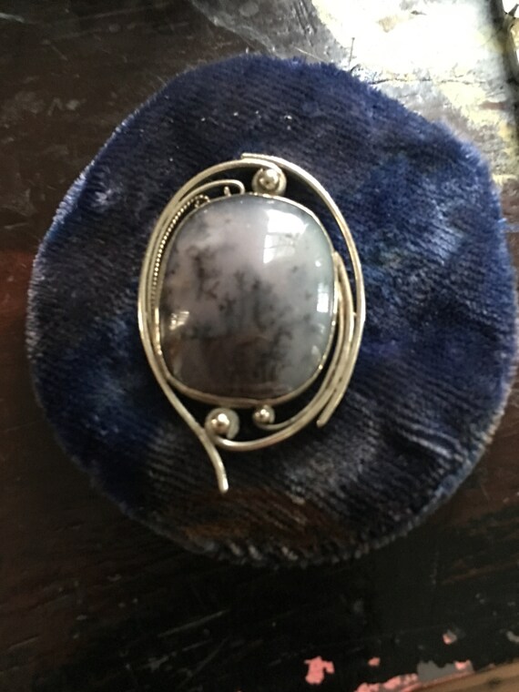 Mid- Century Moss agate pin set in silver and has… - image 4