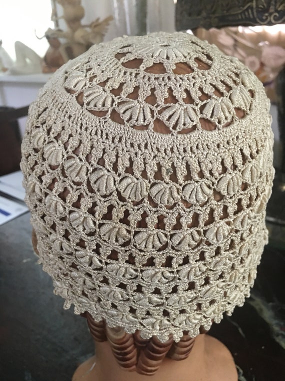 Beige shell crochet cap, hat in silk circa 1900 w… - image 6