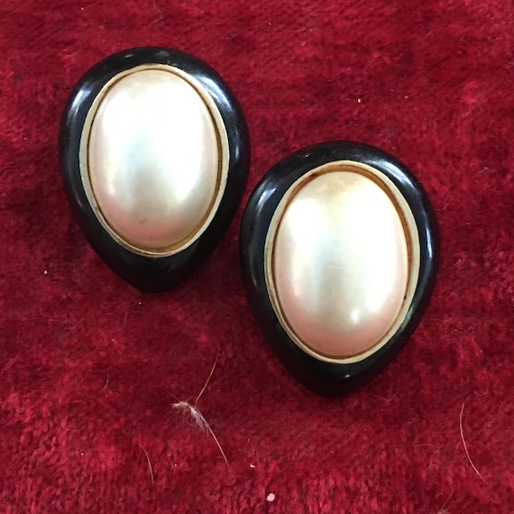 Ciner clip on 1960s pearl and black enamel earring