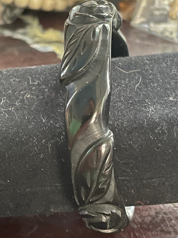 Black bakelite, heavy carved 1/2 in. bracelet in … - image 6