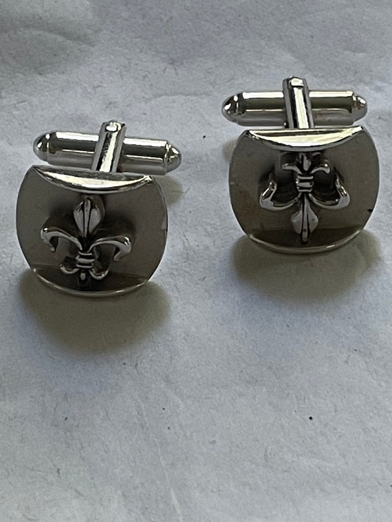 Fleur de Lis silvertone metal 1960s cufflinks