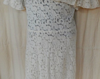 White cotton lace dress from the 20s,beautiful shape