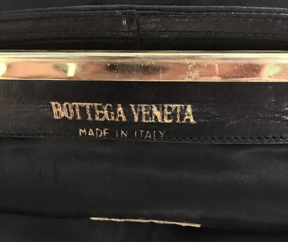 Bottega Veneta clutch purse in black leather circ… - image 8