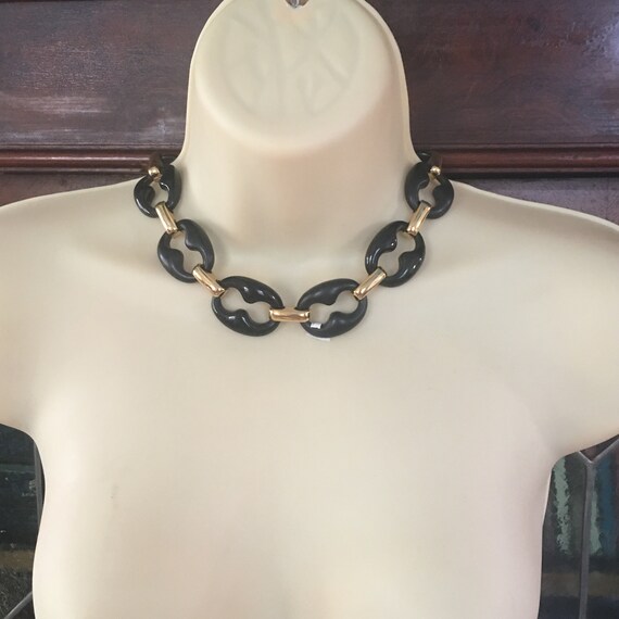 Black thermoplastic big  link 1960s necklace and … - image 4