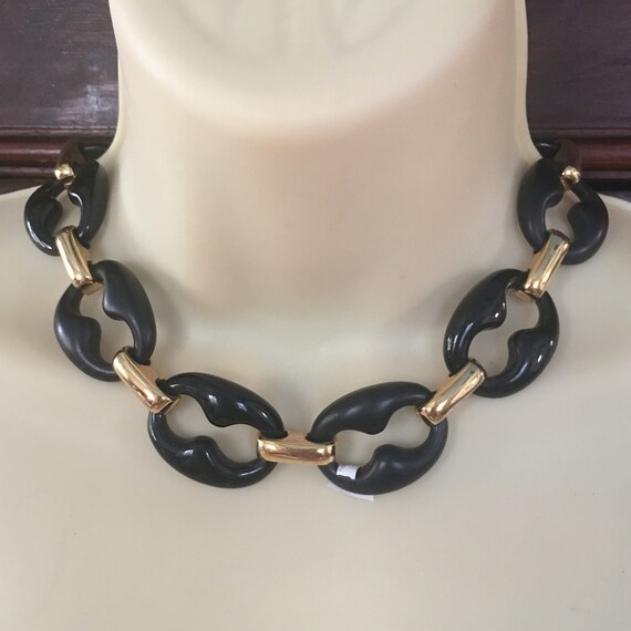 Black thermoplastic big  link 1960s necklace and … - image 3