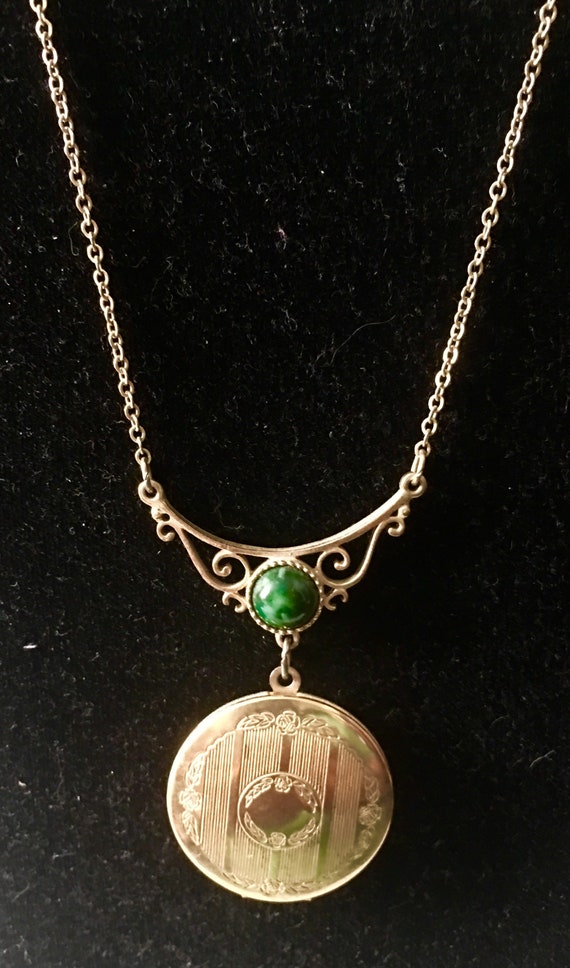 1950s locket necklace for pictures or hair in gold