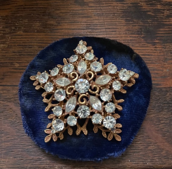 Coro,1960s Star shape brooch, set in gold metal an