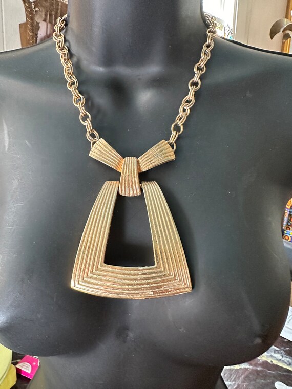 A mid Century modernist necklace in gold tone  cir