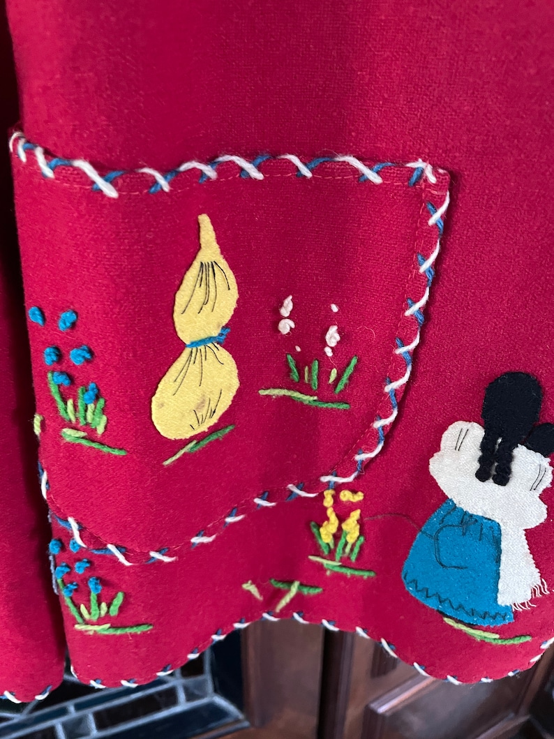 Red cut and embroidered Mexico souvenir jacket in wool and felt circa 1940