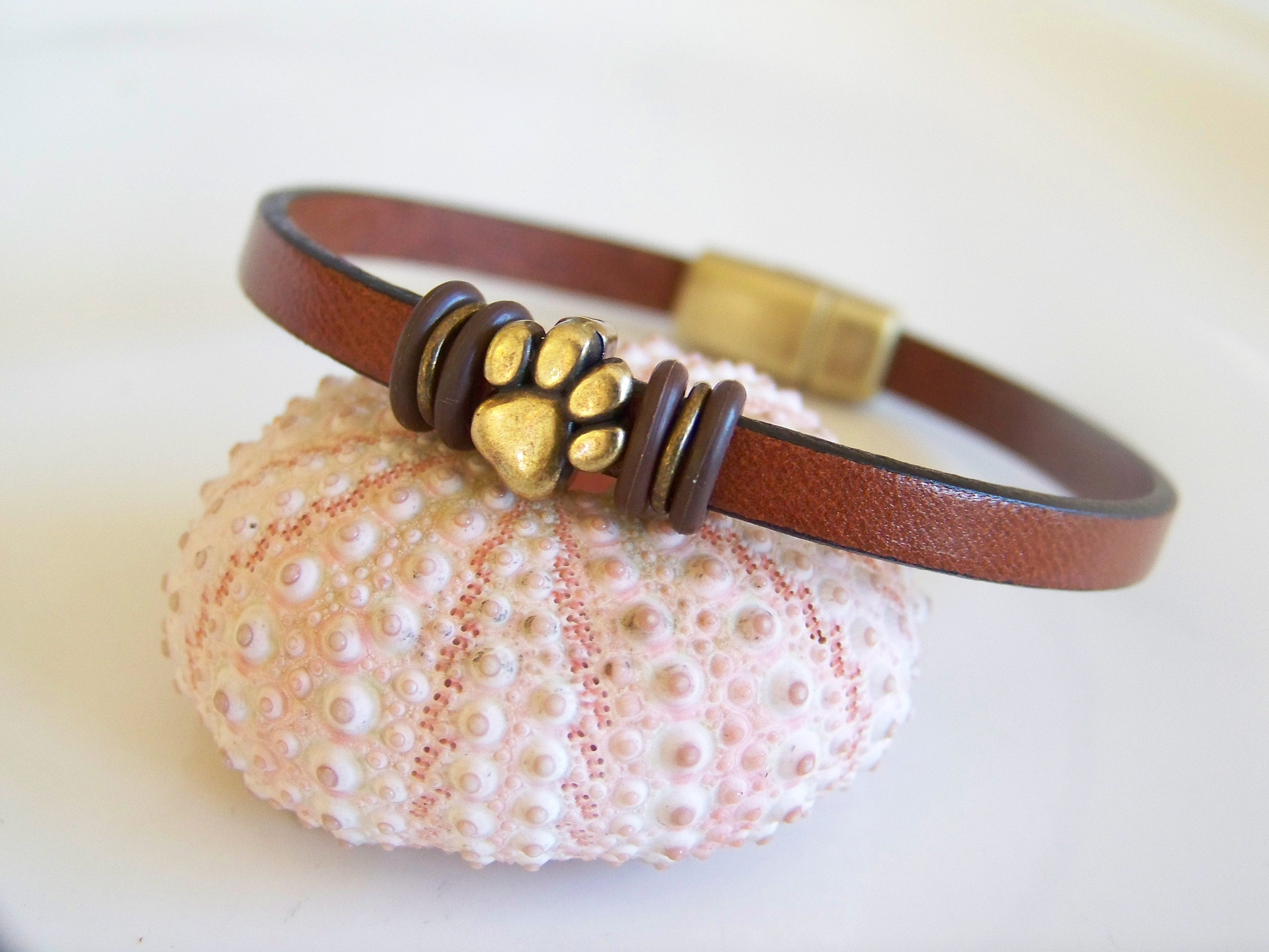 Round Flower Design Engraved Leather Bracelet With Heart Leather