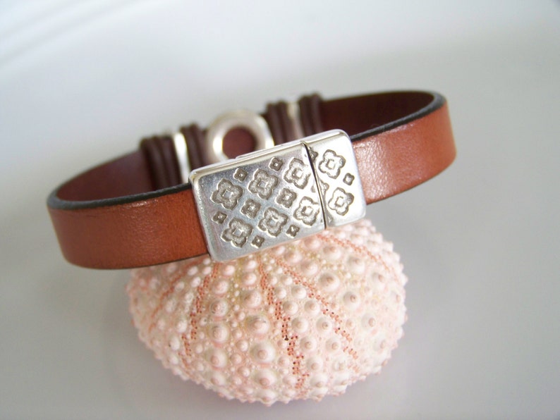 Brown Leather Seashell Focal Bracelet Item R6226 - Etsy