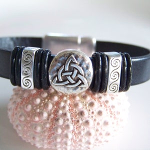 Pulsera de cuero con nudo triangular celta - Artículo R9064