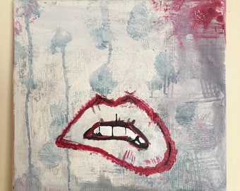 Può includere: Dipinto astratto su tela con una bocca rossa, delineata in bianco, con denti bianchi su uno sfondo bianco con pennellate grigie e rosa.