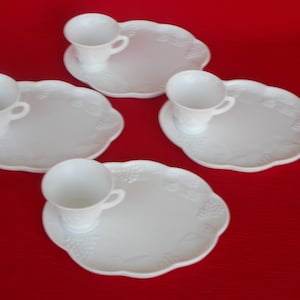 Vintage Colony Glass, Milk Glass, Snack Plates and Cups, Grape Pattern, 4 Plates, 4 Cups, Made in USA, Excellent Condition