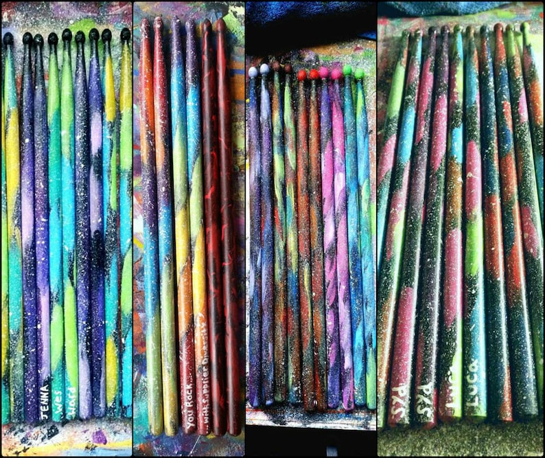 Puede incluir: Un conjunto de 18 baquetas de bater&iacute;a pintadas a medida con varios colores y dise&ntilde;os. Algunas baquetas tienen nombres escritos en ellas, como "Teina", "We's", "You Rock" y "Luca".
