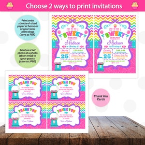 Puede incluir: Dos invitaciones imprimibles para una fiesta de cumplea&ntilde;os con tem&aacute;tica de dulces. Las invitaciones presentan una m&aacute;quina de chicles, dulces coloridos y el texto "&iexcl;&Uacute;nete a nosotros para una dulce celebraci&oacute;n!" y "&iexcl;Madison cumple 6!"