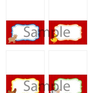 Puede incluir: Cuatro tarjetas de tienda de campa&ntilde;a imprimibles con un fondo de granero rojo y un espacio en blanco para el texto. Cada tarjeta presenta un animal de granja diferente: una vaca, un pato, una gallina y un cordero. El texto "Sample" est&aacute; escrito en un marco amarillo en cada tarjeta.
