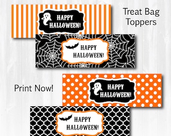 Op de afbeelding: Vier rechthoekige traktatiezakje-toppers met Halloween-ontwerpen. Patronen zijn onder meer oranje en witte strepen, zwarte spinnenwebben, oranje en witte stippen en een zwarte vierpas-print. Elke topper toont de tekst HAPPY HALLOWEEN.