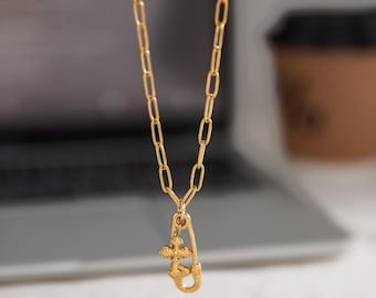 Hanger van roestvrijstalen paperclip aan een ketting, minimalistische moderne sieraden.