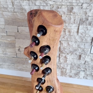 Live Edge Weinregal aus Birnenholz: Rustikale 10-Flaschen-Lagerung