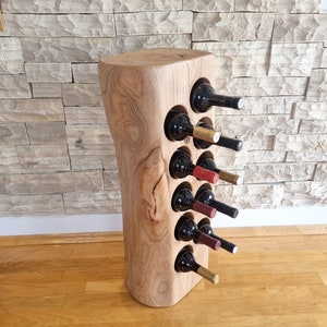 Live Edge Feldahorn-Weinregal: Rustikale Lagerung von 10 Flaschen aus Massivholz